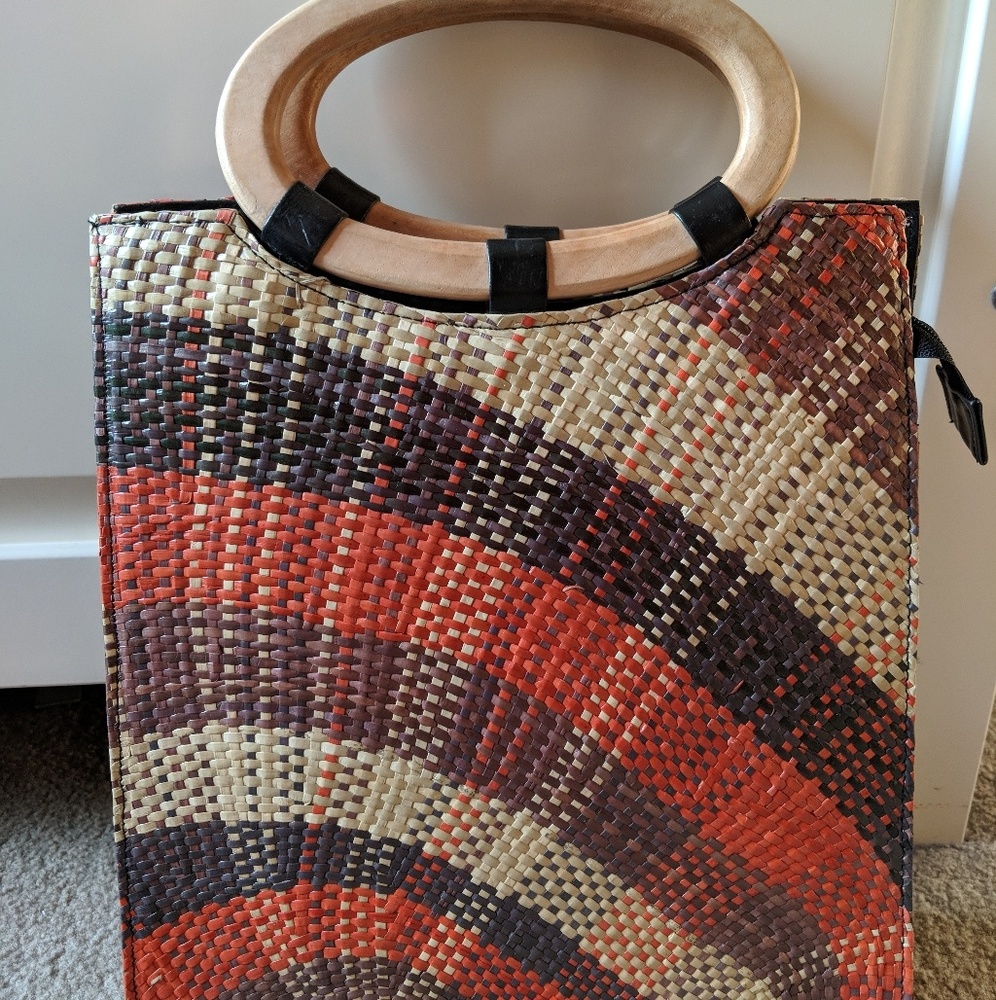 Basket bag w/ wooden handles